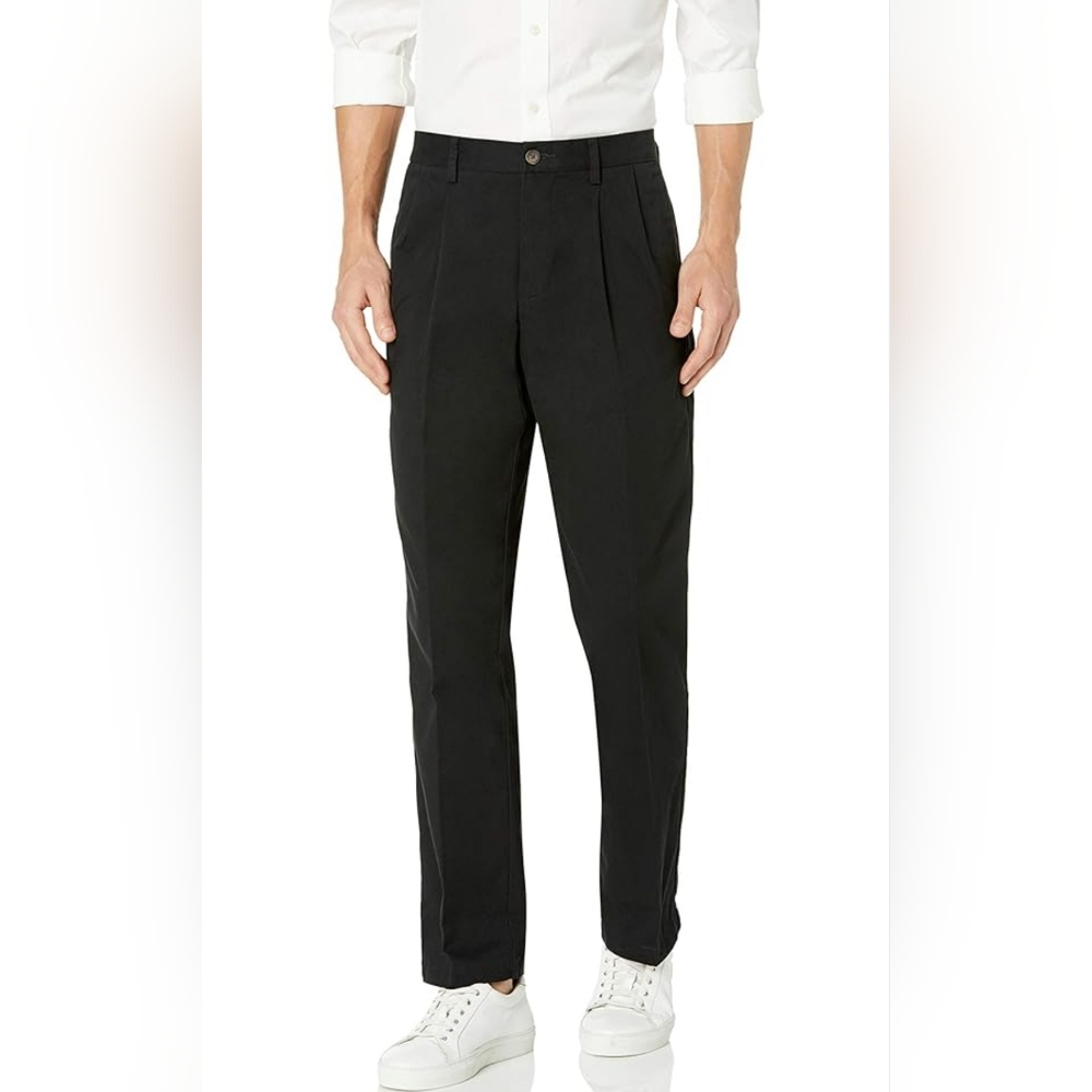 Amazon Essentials Men's Classic-Fit Wrinkle-Resistant Pleated Chino Pant 